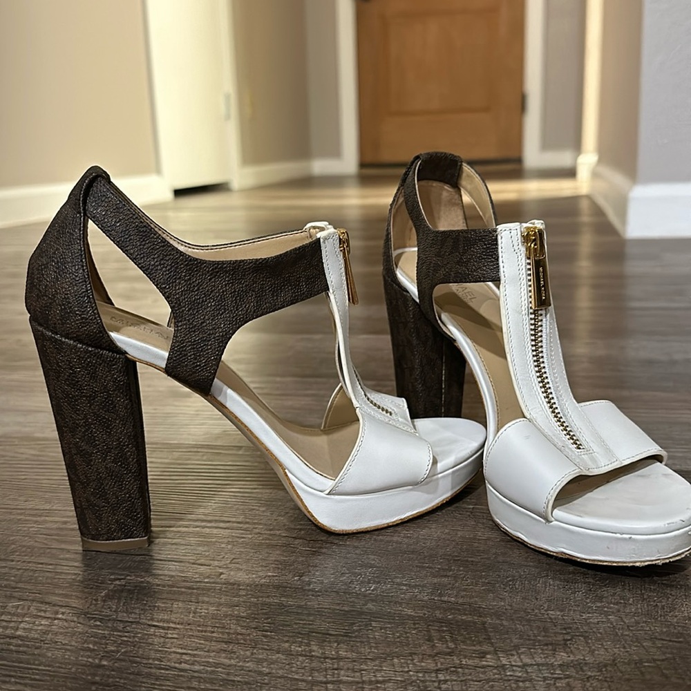 AUTHENTIC MICHAEL KORS WHITE AND BROWN HEELS
